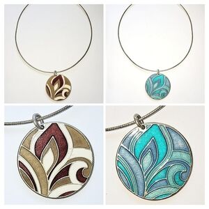 REVERSIBLE ENAMEL PENDANT WIRE CHOKER in SHADES OF BLUES & BROWNS